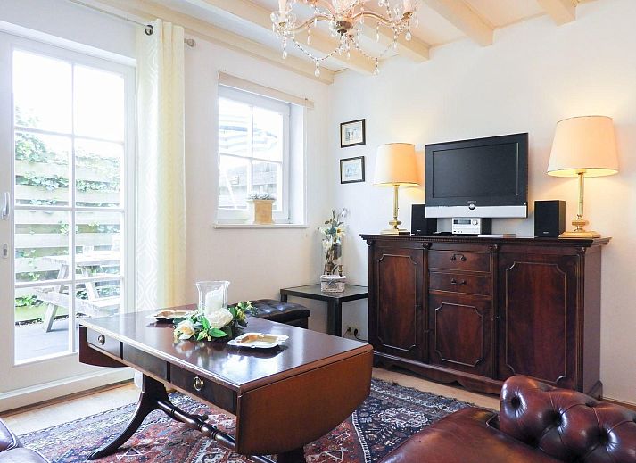 Charmantes Aeusseres von VZ417 Ferienhaus Wemeldinge, umgeben von gruener Natur.