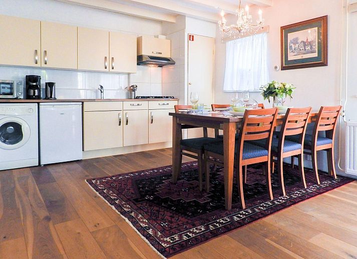 Charmantes Aeusseres von VZ417 Ferienhaus Wemeldinge, umgeben von gruener Natur.