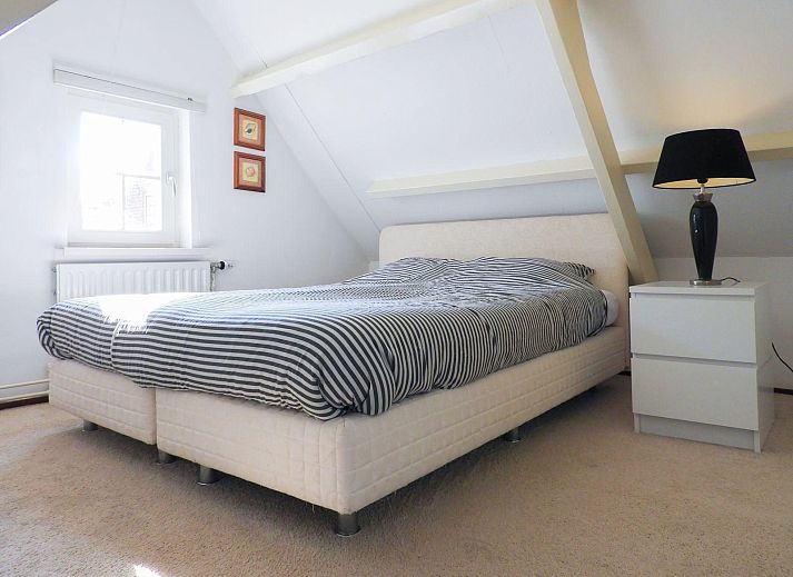 Sonnige Terrasse mit Picknicktisch am Ferienhaus VZ417 in Wemeldinge, ideal zum Entspannen.