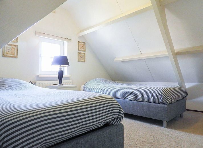 Sonnige Terrasse mit Picknicktisch am Ferienhaus VZ417 in Wemeldinge, ideal zum Entspannen.