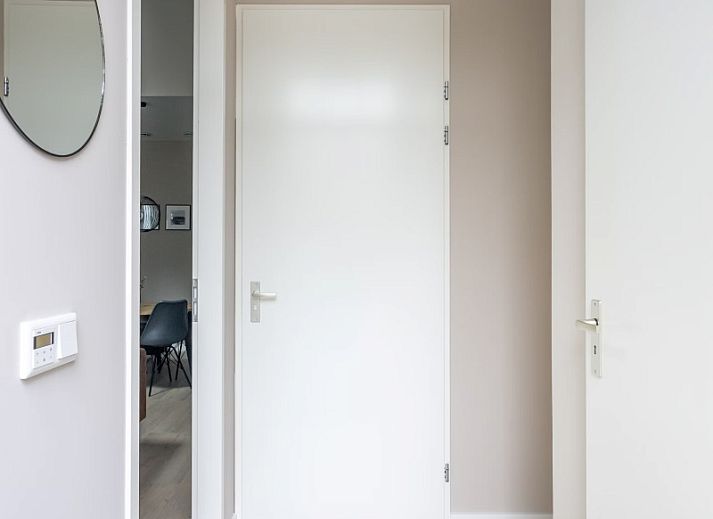 Terrasse des Ferienhauses ZE1455 in Wemeldinge mit Blick auf die gruene Umgebung.