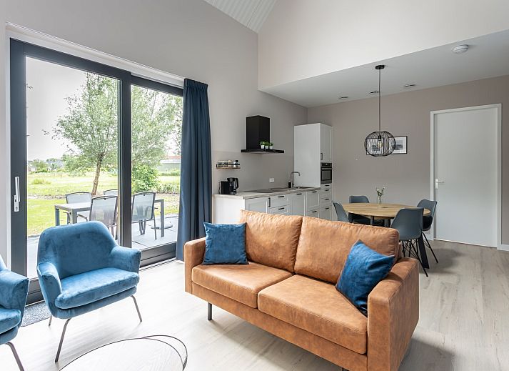 Terrasse des Ferienhauses ZE1455 in Wemeldinge mit Blick auf die gruene Umgebung.