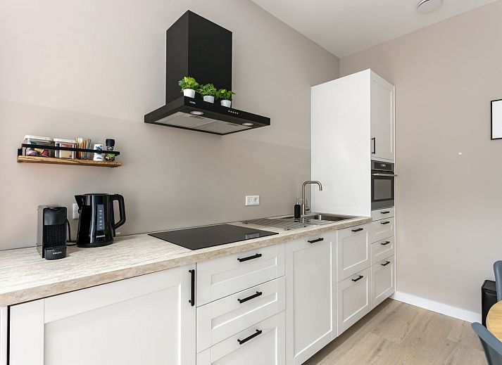 Terrasse des Ferienhauses ZE1455 in Wemeldinge mit Blick auf die gruene Umgebung.