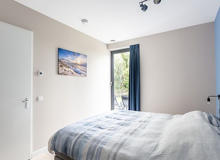 Terrasse des Ferienhauses ZE1455 in Wemeldinge mit Blick auf die gruene Umgebung.