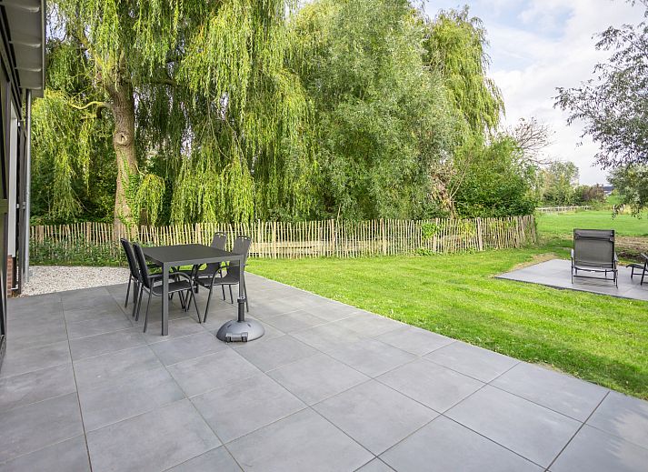 Gemuetliches Wohnzimmer im Ferienhaus ZE1455, Wemeldinge, mit bequemen Stuehlen.