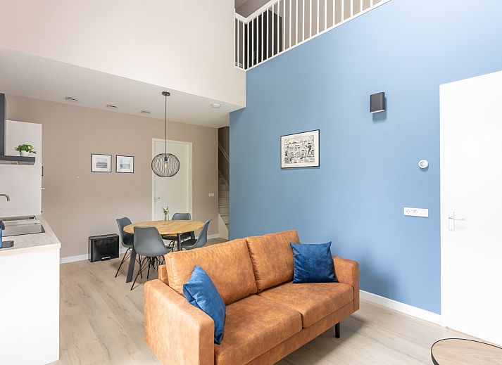 Gemuetliches Wohnzimmer im Ferienhaus ZE1455, Wemeldinge, mit bequemen Stuehlen.