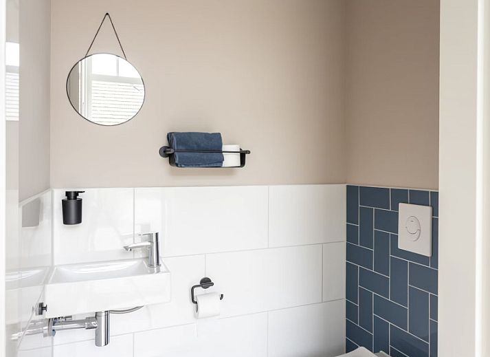 Moderne Kueche im Ferienhaus ZE1455, Wemeldinge, Zeeland mit Essecke.