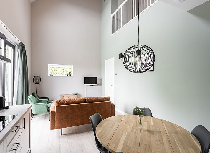 Charmante buitenkant van vakantiehuis ZE1456 in Wemeldinge, omringd door natuur in Zuid-Beveland, Zeeland.