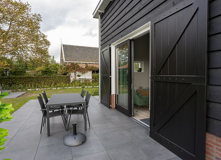 Charmante buitenkant van vakantiehuis ZE1456 in Wemeldinge, omringd door natuur in Zuid-Beveland, Zeeland.