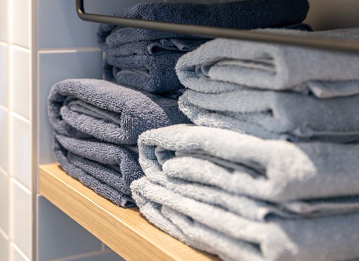 Charmante buitenkant van vakantiehuis ZE1456 in Wemeldinge, omringd door natuur in Zuid-Beveland, Zeeland.