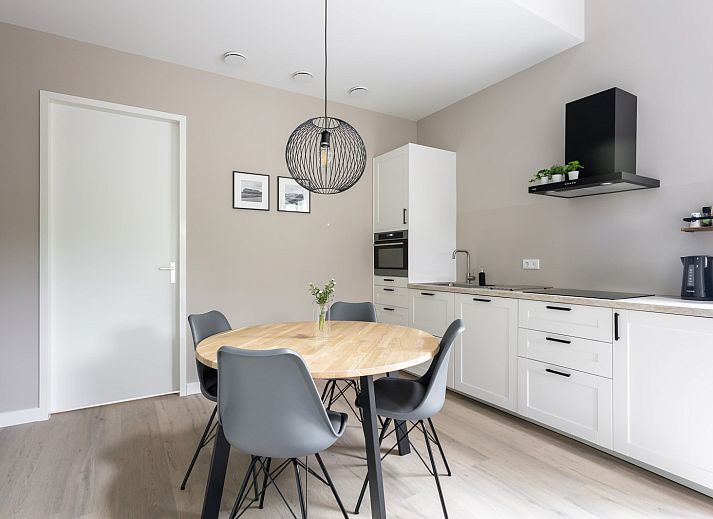 Rustige tuin met ligstoelen bij vakantiehuis ZE1456 in Wemeldinge, Zuid-Beveland, Zeeland.