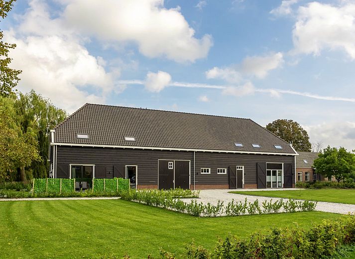 Rustige tuin met ligstoelen bij vakantiehuis ZE1456 in Wemeldinge, Zuid-Beveland, Zeeland.