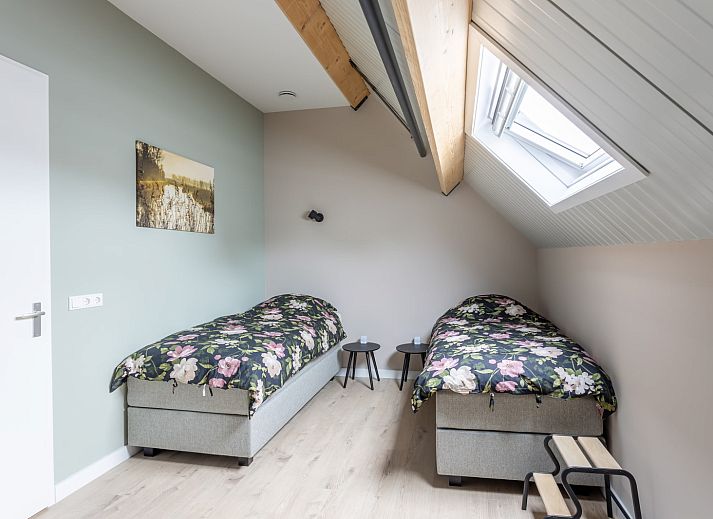 Slaapkamer met bloemendecor in vakantiehuis ZE1456 in Wemeldinge, Zuid-Beveland, Zeeland.