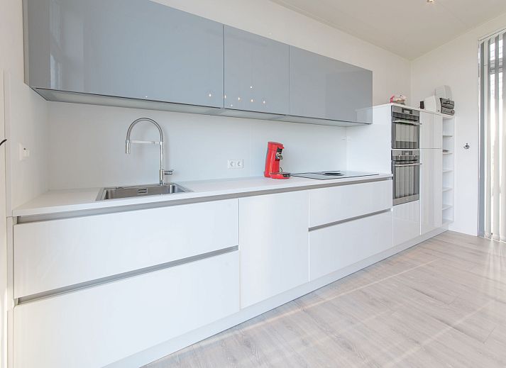 Veranda of Holiday home Ruisweg 59 in Wemeldinge, Zeeland overlooking green fields.