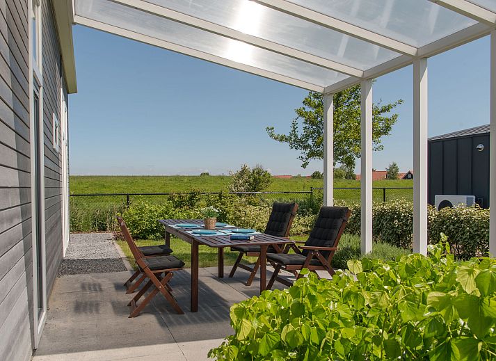 Ferienhaus Ruisweg 69 in Wemeldinge mit moderner Architektur und gruener Umgebung.