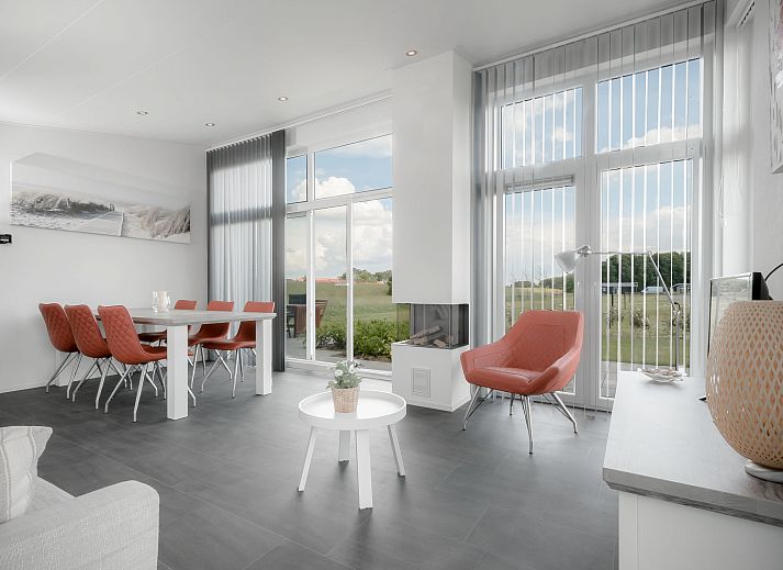 Helles Wohnzimmer im Ferienhaus Ruisweg 69, Wemeldinge, mit Blick auf die Natur.