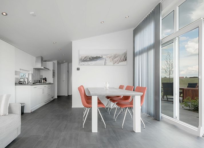 Helles Wohnzimmer im Ferienhaus Ruisweg 69, Wemeldinge, mit Blick auf die Natur.