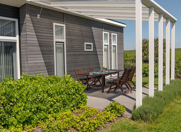 Helles Wohnzimmer im Ferienhaus Ruisweg 69, Wemeldinge, mit Blick auf die Natur.