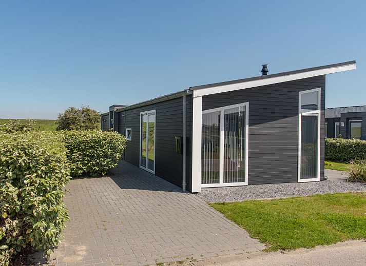 Helles Wohnzimmer im Ferienhaus Ruisweg 69, Wemeldinge, mit Blick auf die Natur.