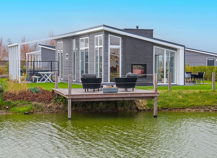 Ferienhaus Ruisweg 34 in Wemeldinge mit Terrasse am Wasser, ideal zum Entspannen in Zeeland.