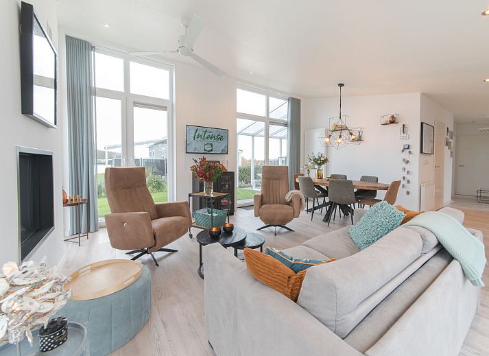 Helles Wohnzimmer im Ferienhaus Ruisweg 34, Wemeldinge, ideal fuer ein gemuetliches Beisammensein in Sued-Beveland.