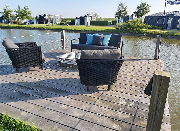 Stilvolles Esszimmer im Ferienhaus Ruisweg 34, Wemeldinge, mit moderner Einrichtung und warmer Atmosphaere.