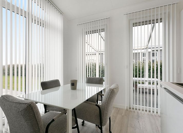 Ferienhaus Ruisweg 56 in Wemeldinge mit Sonnenterrasse und Liegestuehlen in Zeeland.