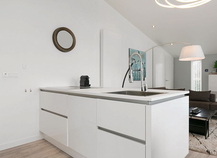 Ferienhaus Ruisweg 56 in Wemeldinge mit Sonnenterrasse und Liegestuehlen in Zeeland.