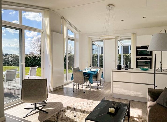 Stilvolles Wohnzimmer des Ferienhauses Ruisweg 56 in Wemeldinge, Zeeland.