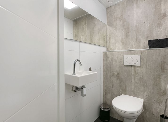 Essecke im Ferienhaus Ruisweg 56 mit Blick auf den Garten in Wemeldinge, Zeeland.