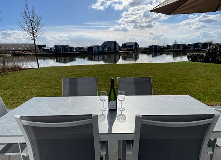 Essecke im Ferienhaus Ruisweg 56 mit Blick auf den Garten in Wemeldinge, Zeeland.