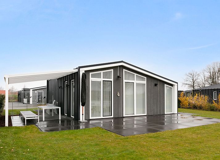 Essecke im Ferienhaus Ruisweg 56 mit Blick auf den Garten in Wemeldinge, Zeeland.