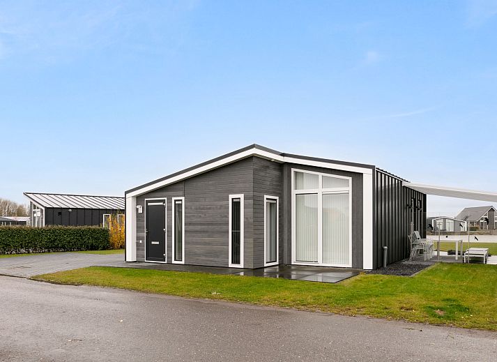 Essecke im Ferienhaus Ruisweg 56 mit Blick auf den Garten in Wemeldinge, Zeeland.