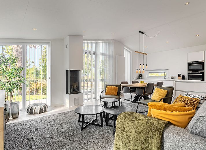 Ferienhaus Ruisweg 80 in Wemeldinge, Zeeland mit grosser Veranda und gruener Umgebung.