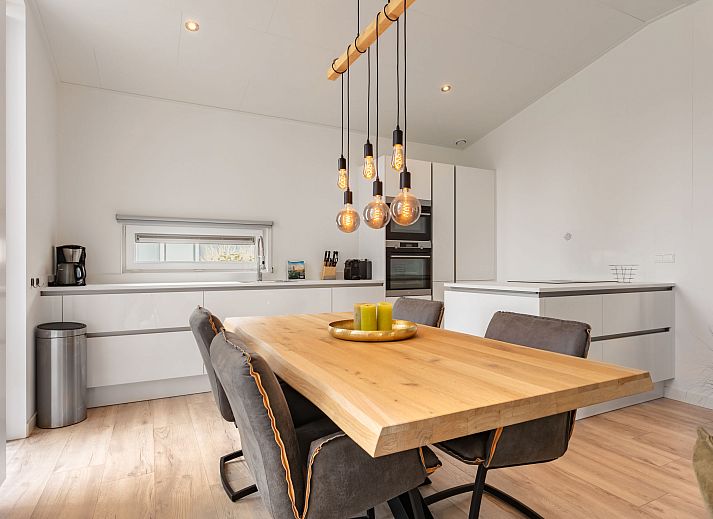 Ferienhaus Ruisweg 80 in Wemeldinge, Zeeland mit grosser Veranda und gruener Umgebung.