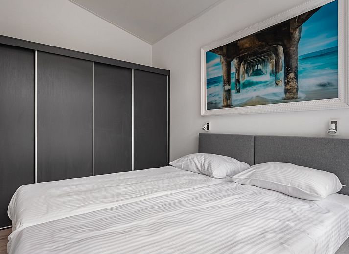 Ferienhaus Ruisweg 80 in Wemeldinge, Zeeland mit grosser Veranda und gruener Umgebung.