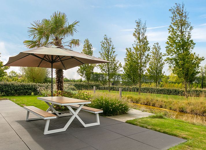 Ferienhaus Ruisweg 80 in Wemeldinge, Zeeland mit grosser Veranda und gruener Umgebung.