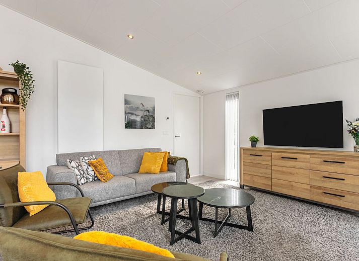 Helles, modern eingerichtetes Wohnzimmer des Ferienhauses Ruisweg 80 in Wemeldinge, Zeeland.