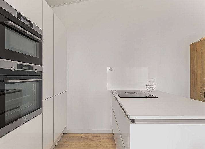 Helles, modern eingerichtetes Wohnzimmer des Ferienhauses Ruisweg 80 in Wemeldinge, Zeeland.