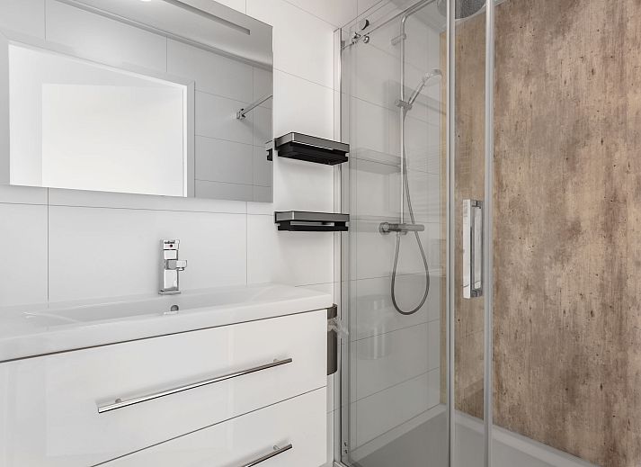 Stilvolles Esszimmer im Ferienhaus Ruisweg 80, Wemeldinge, Zeeland mit Holztisch.