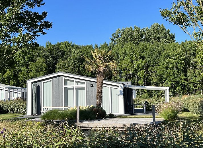 Stilvolles Esszimmer im Ferienhaus Ruisweg 80, Wemeldinge, Zeeland mit Holztisch.