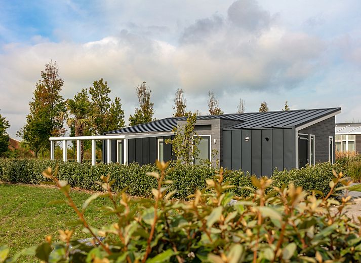 Stilvolles Esszimmer im Ferienhaus Ruisweg 80, Wemeldinge, Zeeland mit Holztisch.