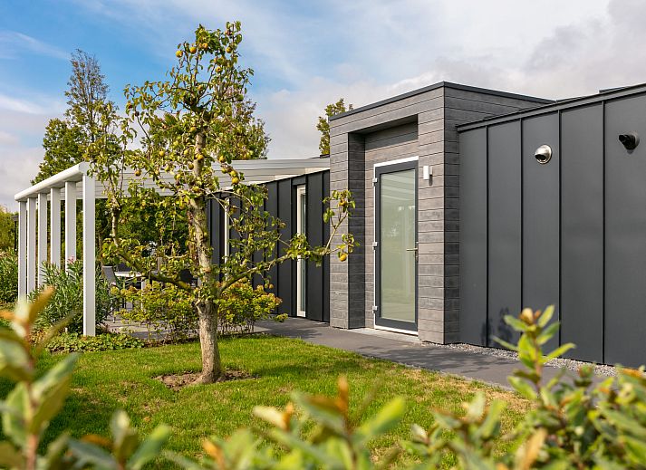 Stilvolles Esszimmer im Ferienhaus Ruisweg 80, Wemeldinge, Zeeland mit Holztisch.