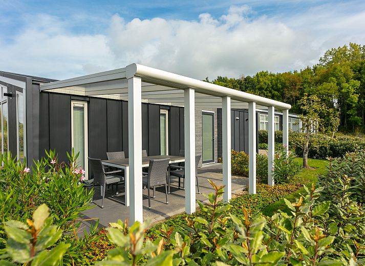 Gemuetliches Schlafzimmer im Ferienhaus Ruisweg 80, Wemeldinge, Zeeland mit Kunst an der Wand.