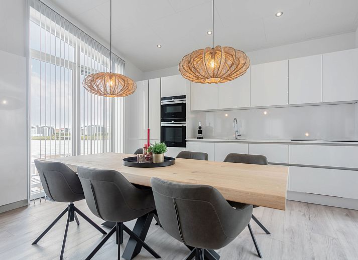 Vakantiehuis Ruisweg 12 in Wemeldinge, een modern vakantiehuis in Zuid-Beveland, Zeeland, met strakke architectuur en ruime tuin.