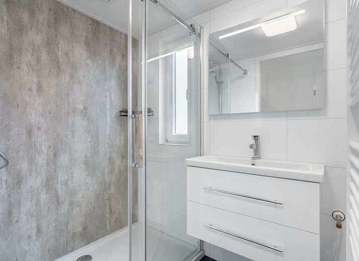 Vakantiehuis Ruisweg 12 in Wemeldinge, een modern vakantiehuis in Zuid-Beveland, Zeeland, met strakke architectuur en ruime tuin.