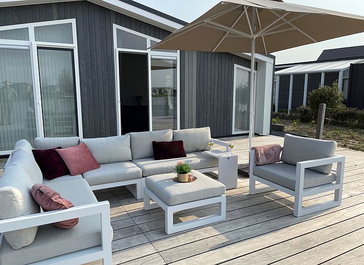 Gezellige woonkamer in Vakantiehuis Ruisweg 12, Wemeldinge, Zuid-Beveland, met moderne inrichting en comfortabele zithoek.