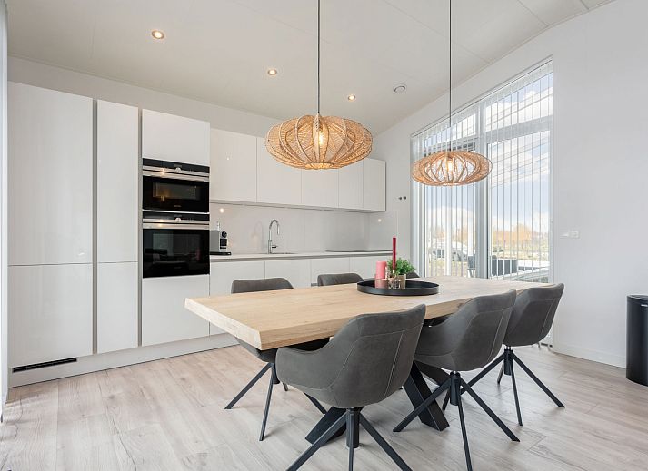 Gezellige woonkamer in Vakantiehuis Ruisweg 12, Wemeldinge, Zuid-Beveland, met moderne inrichting en comfortabele zithoek.