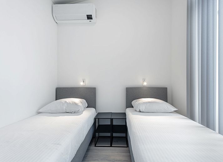 Gezellige woonkamer in Vakantiehuis Ruisweg 12, Wemeldinge, Zuid-Beveland, met moderne inrichting en comfortabele zithoek.