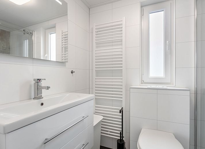 Eetkamer van Vakantiehuis Ruisweg 12, Wemeldinge, Zeeland, met stijlvolle eettafel en hanglampen, ideaal voor familiediners.